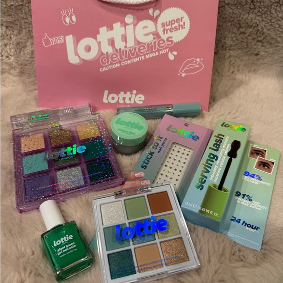 Lottie London Green Queen 8 
Pc Makeup Set - Picture 1 of 6